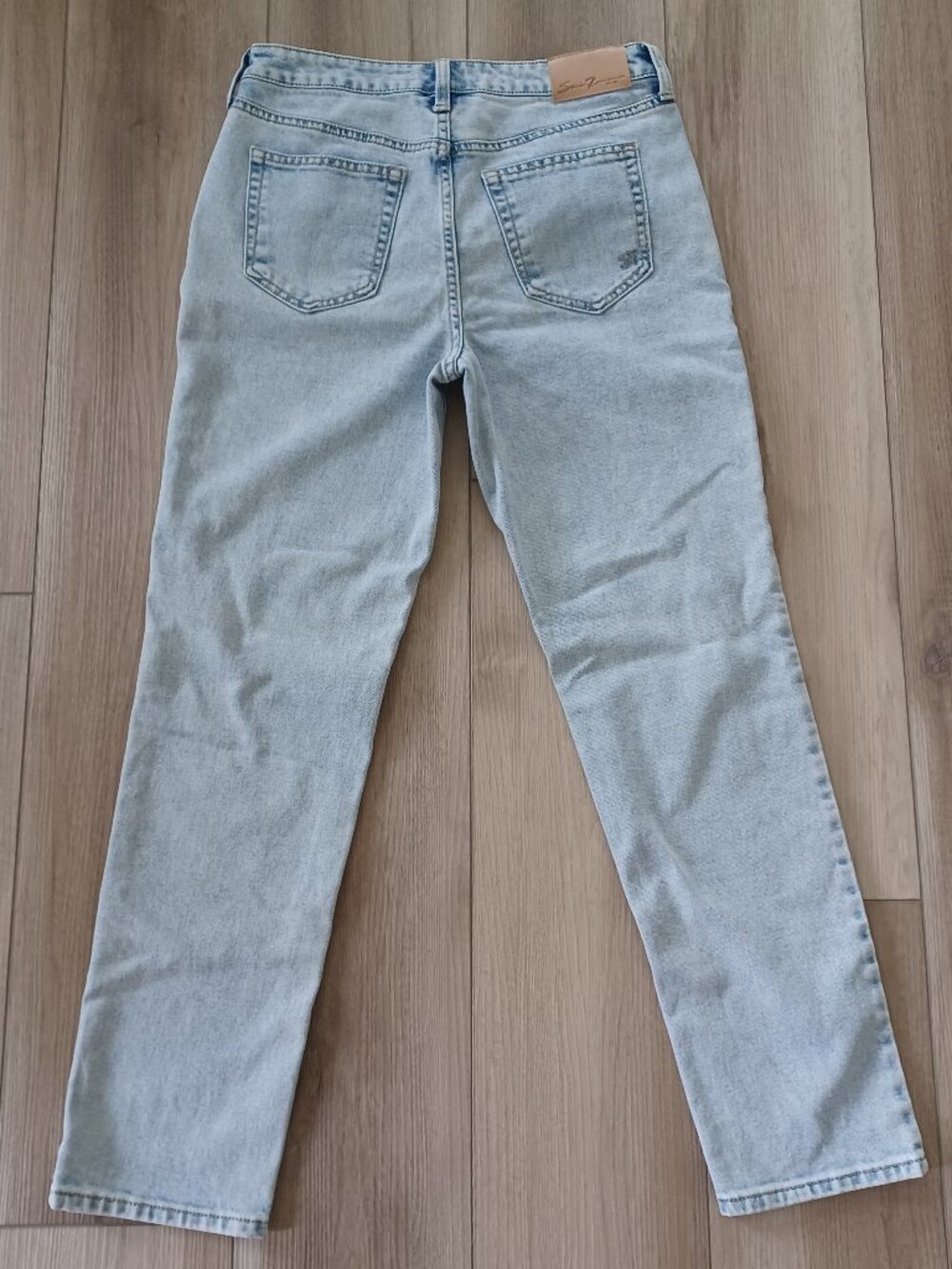 Seven7 slim straight Jean size 4 and 27 inches inseam
